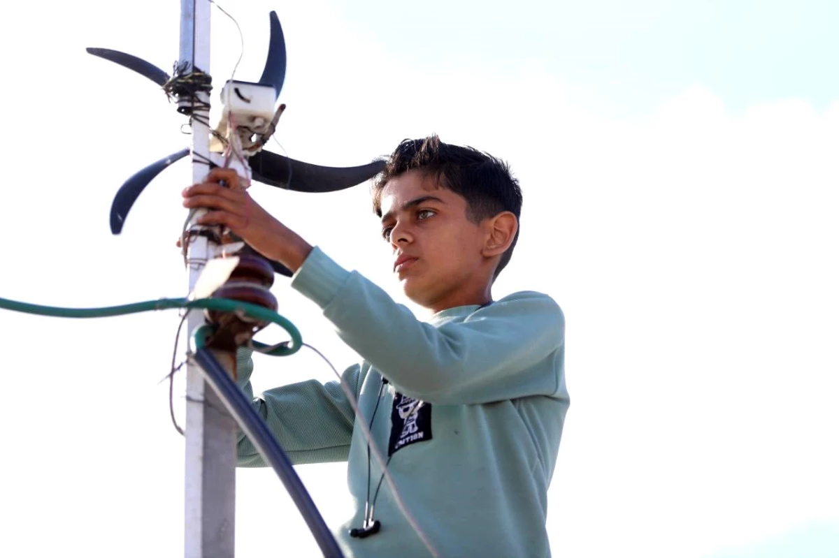 Gazze Şeridi\'nde 15 yaşındaki çocuk, kendi yaptığı rüzgar türbiniyle elektrik üretiyor