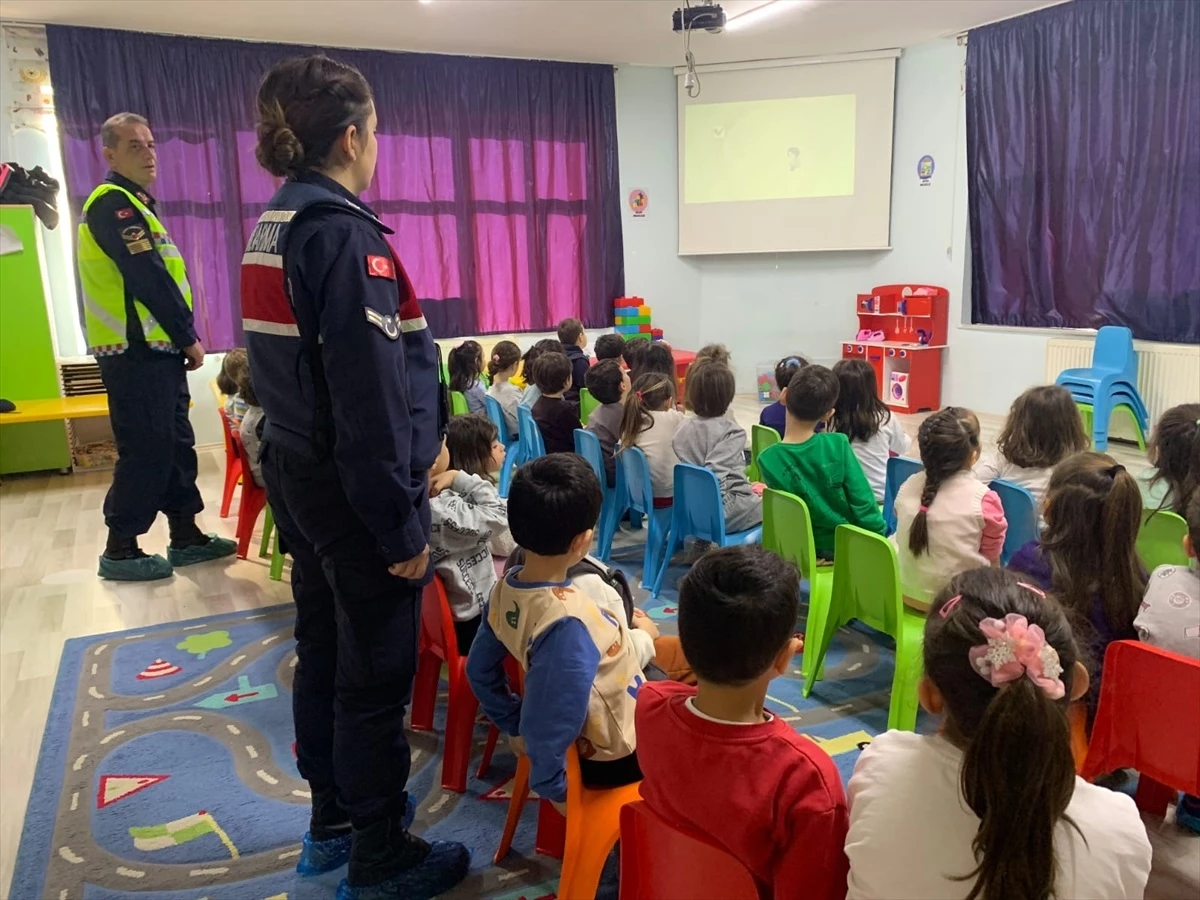 Sinop Gerze\'de Jandarma Ekipleri Anaokulu Öğrencilerine Meslek Tanıtımı ve Trafik Eğitimi Verdi