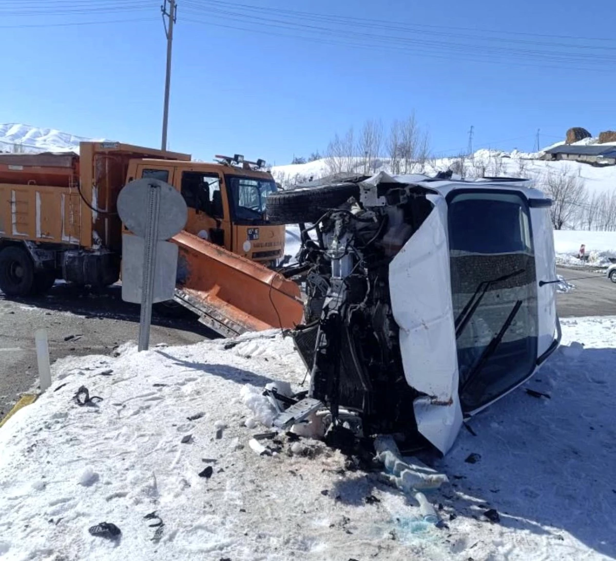 Yüksekova\'da hafif ticari araç iş makinesine çarptı, 1 kişi yaralandı
