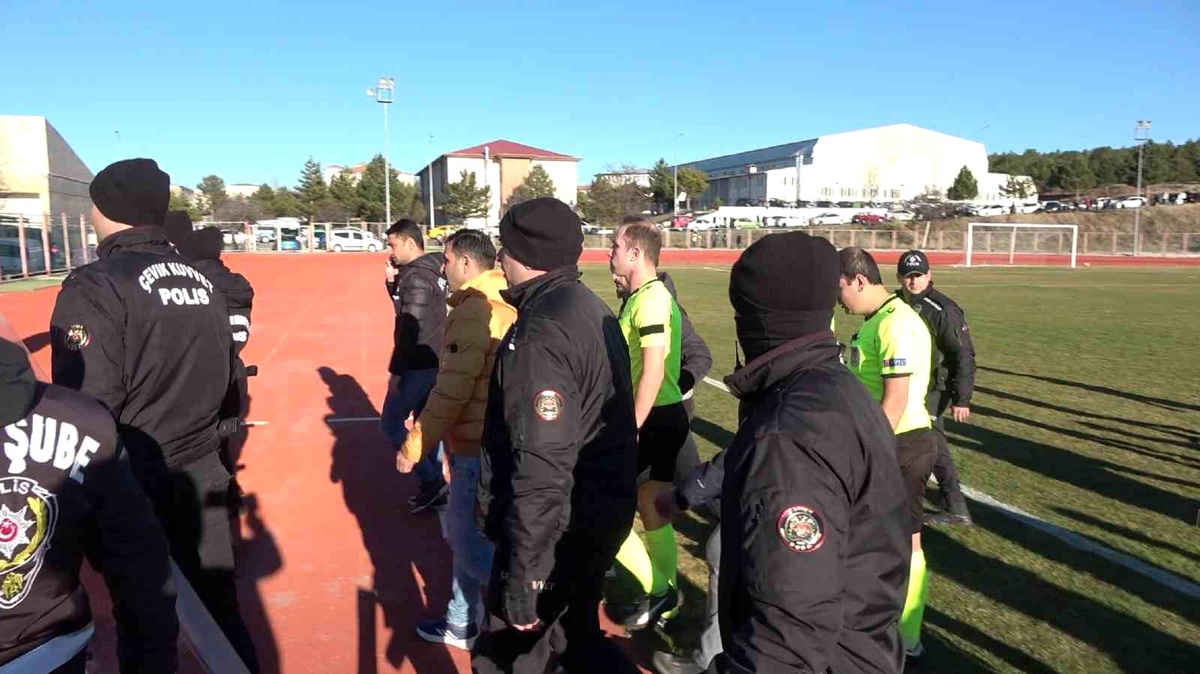 Cumhuriyet Üniversitesi futbolcusu hakeme saldırdı, tutuklandı