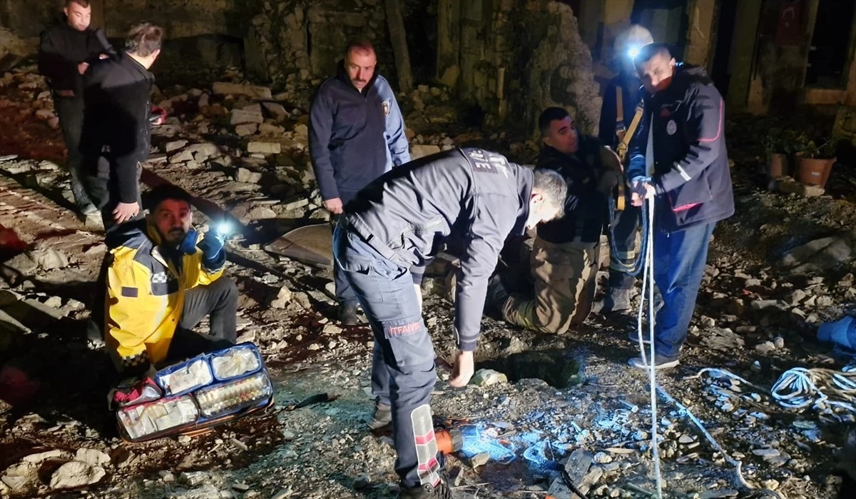 Antakya\'da içi su olmayan kuyuya düşen çocuk kurtarıldı