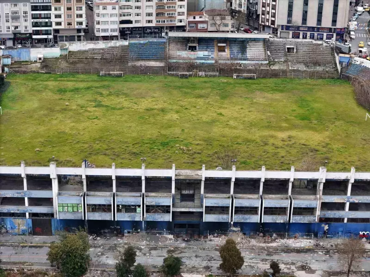 Zeytinburnu Stadyumu 20 Yıldır Atıl Halde Çürümeye Terk Edildi