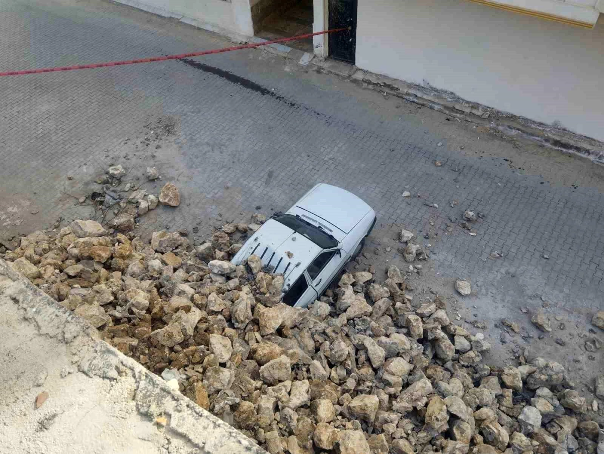 Adıyaman\'ın Besni ilçesinde istinat duvarı çöktü, 2 otomobil hasar gördü