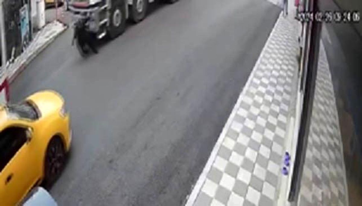 İzmir\'de Kamyonun Altında Kalarak Hayatını Kaybeden Kadın