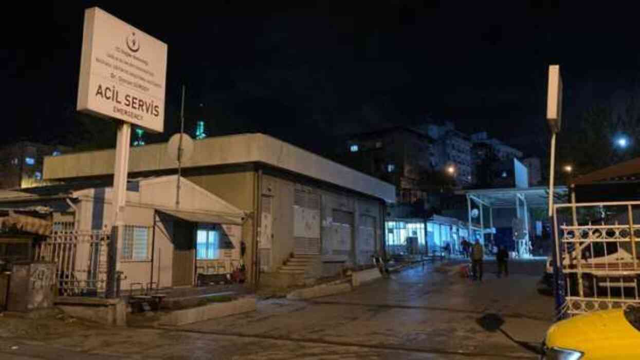 İzmir'de kıskançlık kavgası: Genç bıçaklanarak hayatını kaybetti İzmir'de kıskançlık kavgası: Genç bıçaklanarak hayatını kaybetti