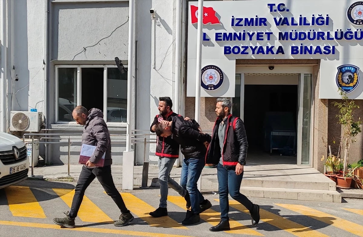 İzmir\'de çıkan kavgada bir kişi bıçakla öldürüldü, şüpheli tutuklandı