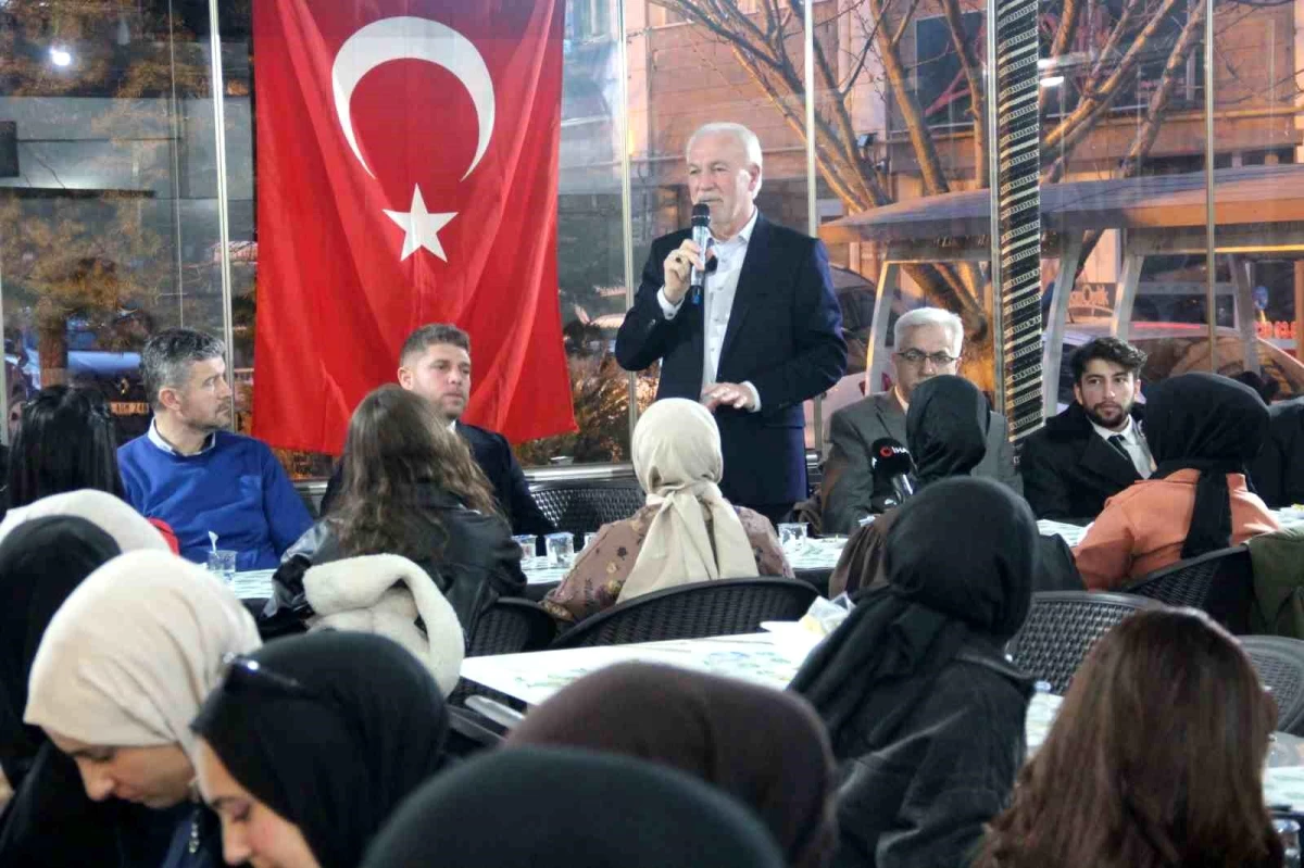 AK Parti Kütahya Belediye Başkan Adayı Kamil Saraçoğlu, Dumlupınar Üniversitesi öğrencileriyle buluştu