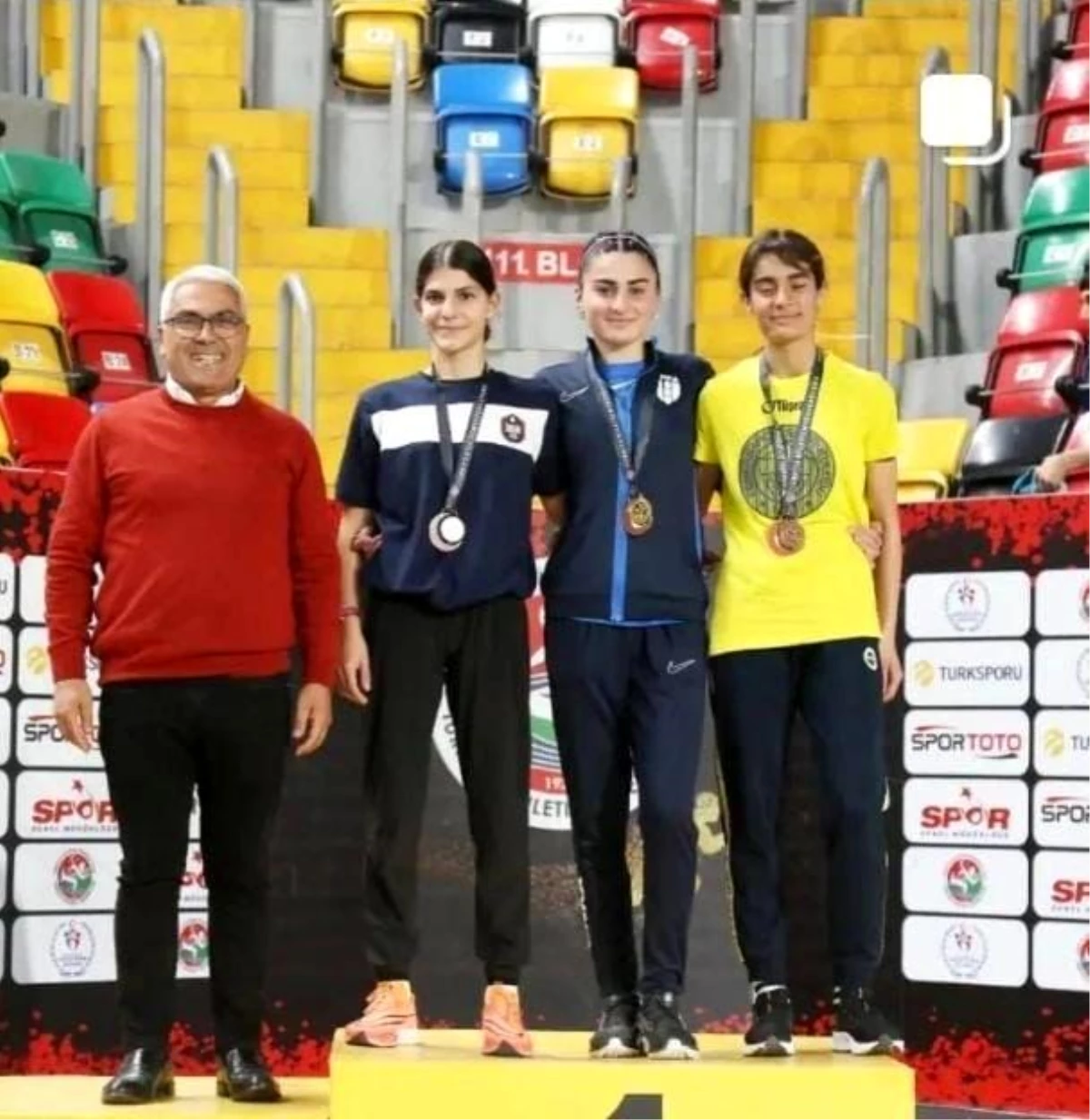 U18 Türkiye Atletizm Salon Şampiyonası\'nda Karslı atletler madalyaları topladı