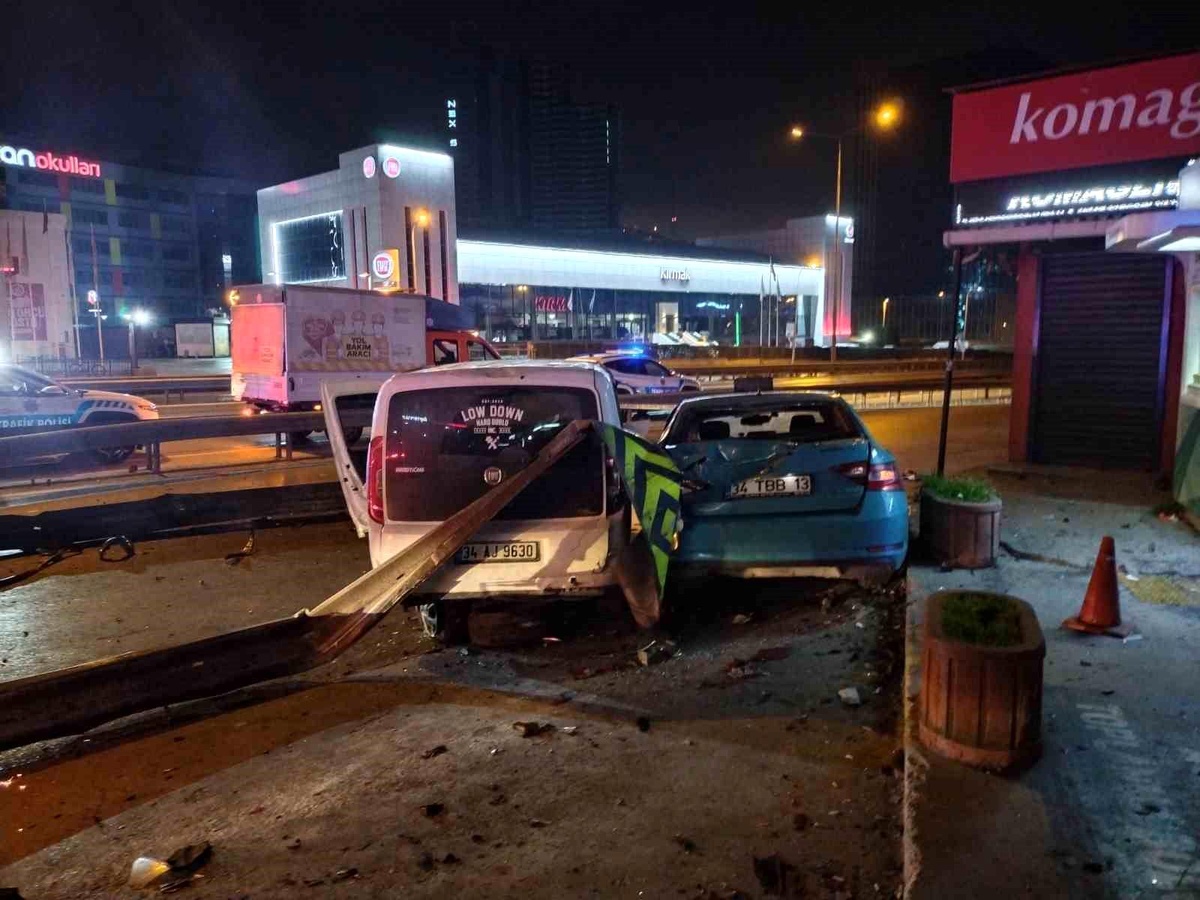 Kartal\'da Hızlı Seyreden Araç Bariyerlere ve Park Halindeki Taksiye Çarptı: 4 Yaralı