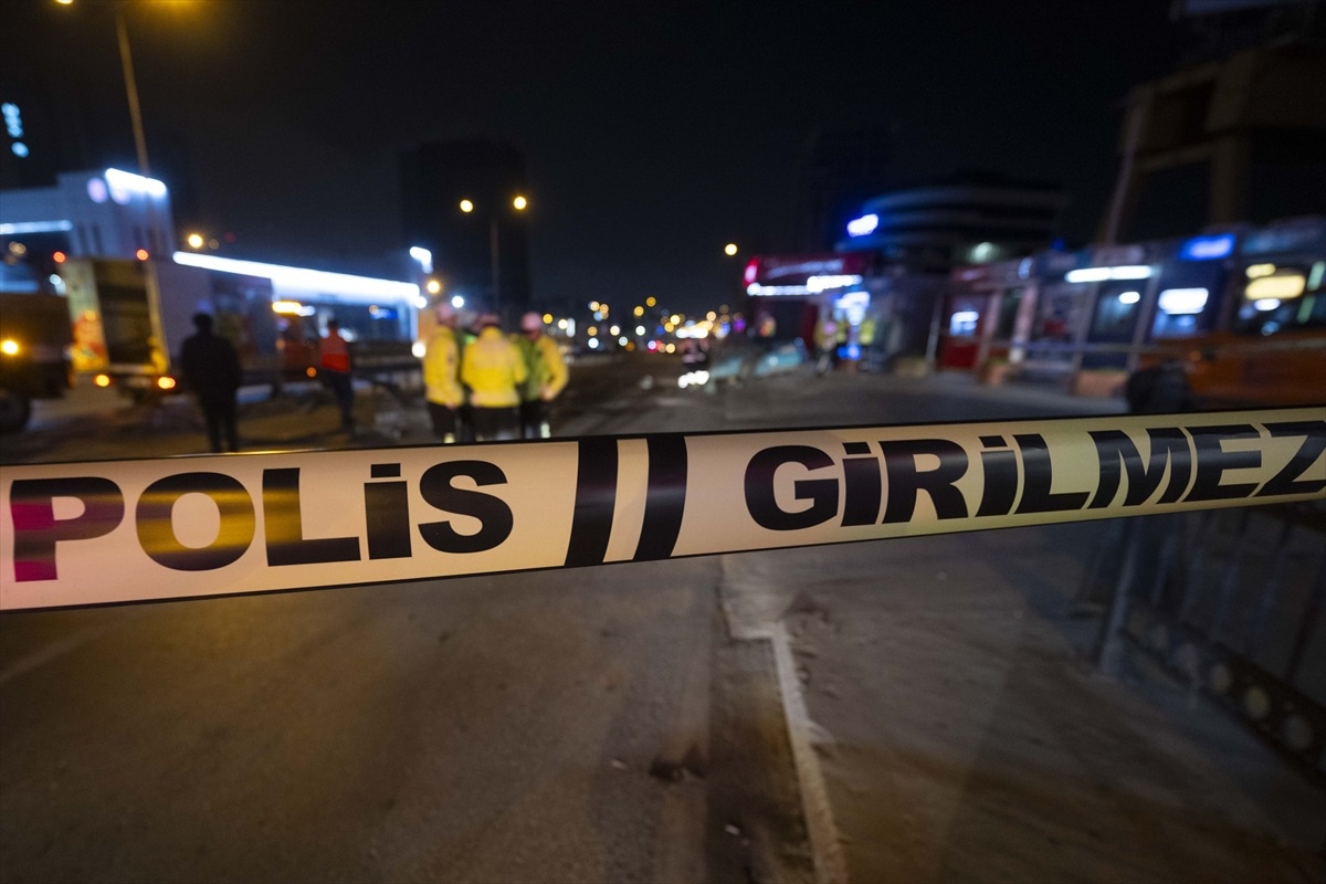 Kartal\'da hafif ticari araç taksiye çarptı: 1\'i ağır 4 yaralı