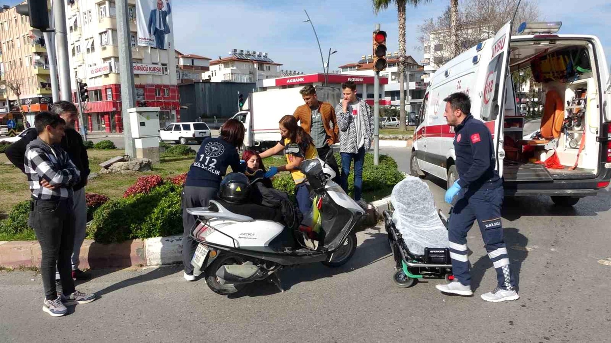 Antalya\'da Motosiklet ve Otomobil Çarpışması: 2 Yaralı