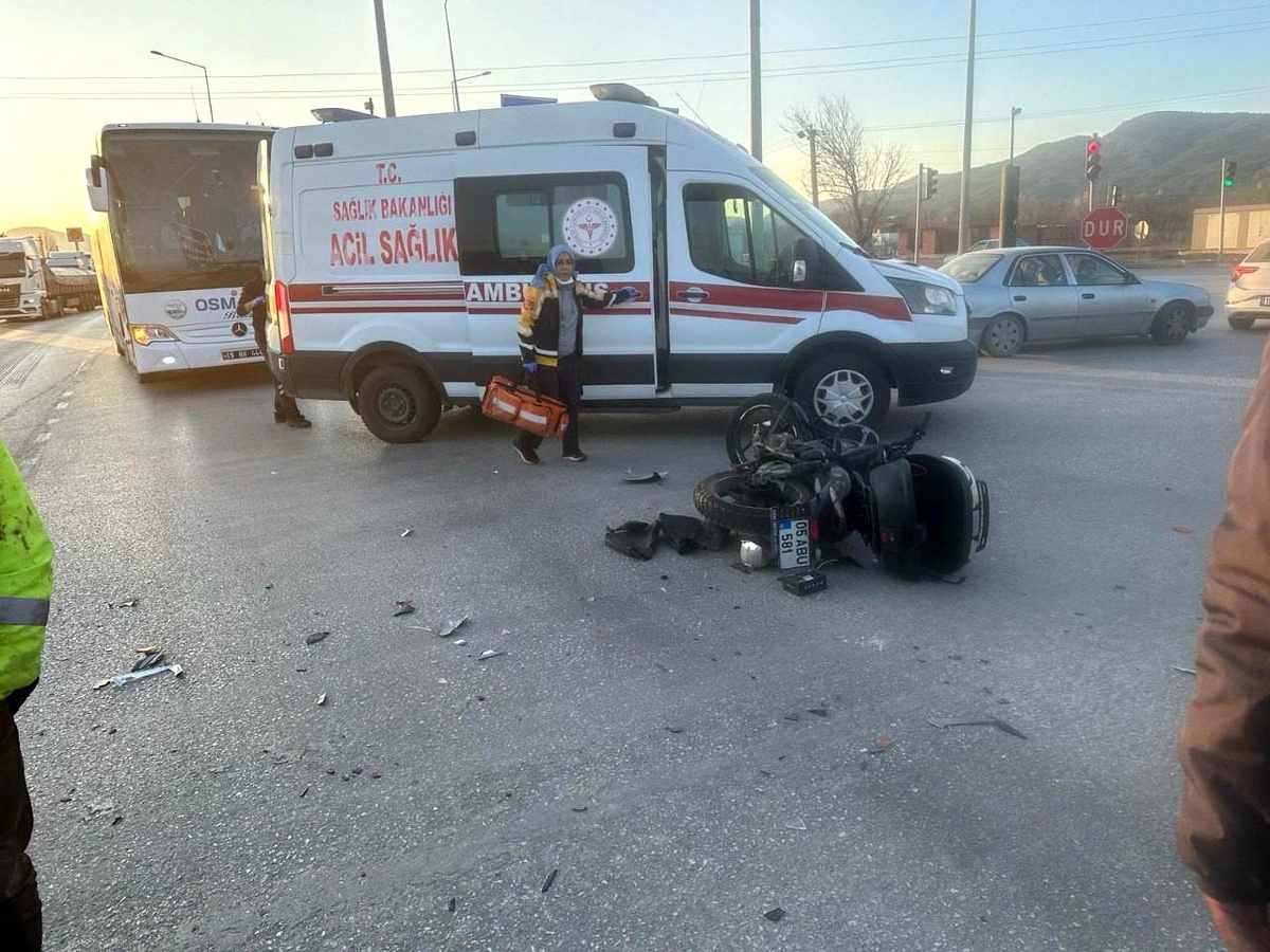 Çorum\'un Osmancık ilçesinde kırmızı ışık ihlali yapan motosiklet, otomobil ile çarpıştı