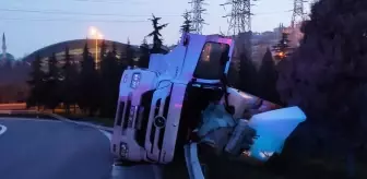 Dilovası'nda devrilen tırın sürücüsü ağır yaralandı