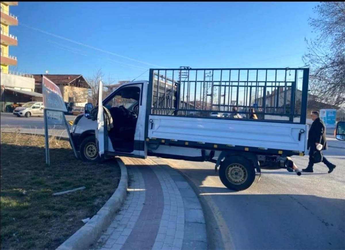 Malatya\'da kamyonet kaldırıma çıktı, 1 kişi yaralandı