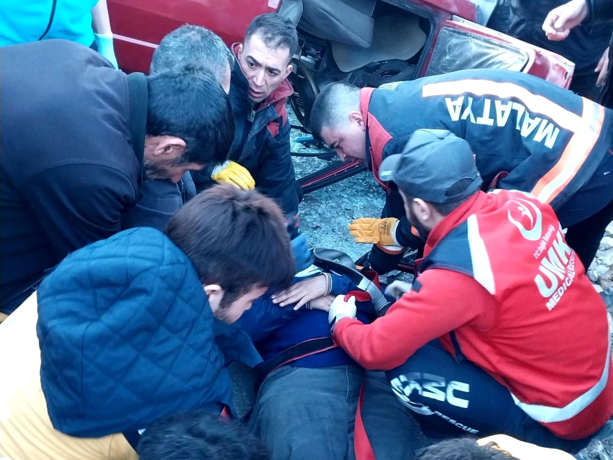 Malatya\'da otomobil takla attı: 4 yaralı