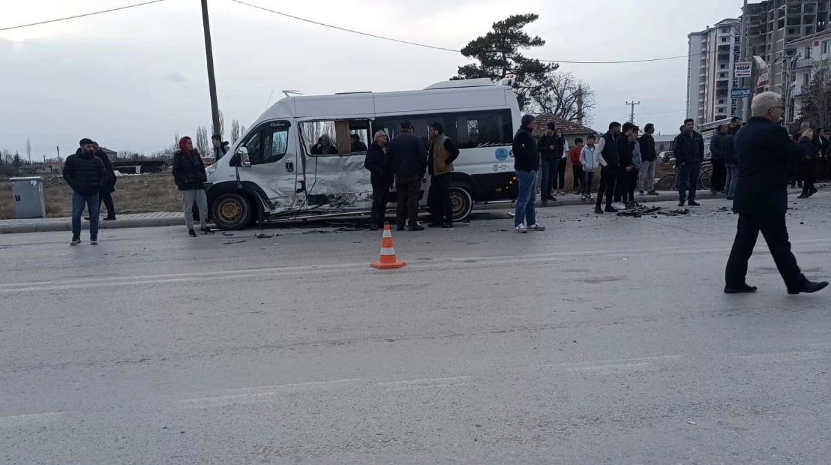 Konya\'da öğrenci servisi ile kamyonet çarpıştı: 11 yaralı