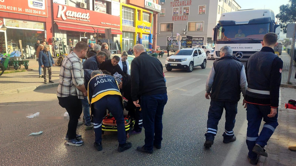 Karabük\'te Otomobil Yaya Geçidindeki Yaşlı Adama Çarptı