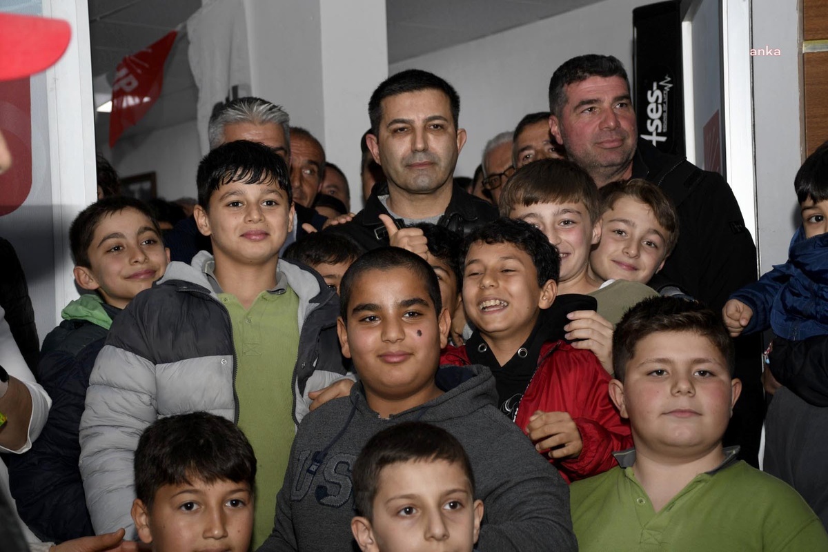 Kuşadası Belediye Başkanı Ömer Günel, Hadimlili vatandaşları CHP\'ye katıldıkları için kutladı