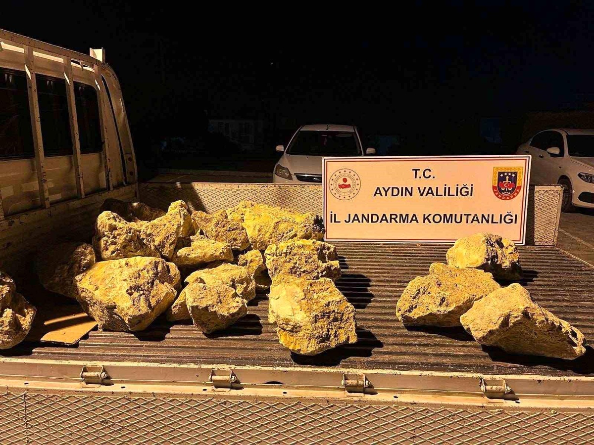 Kuşadası\'nda 2 Tonluk Süs Havuzu ve Şelale Taşları Çalındı