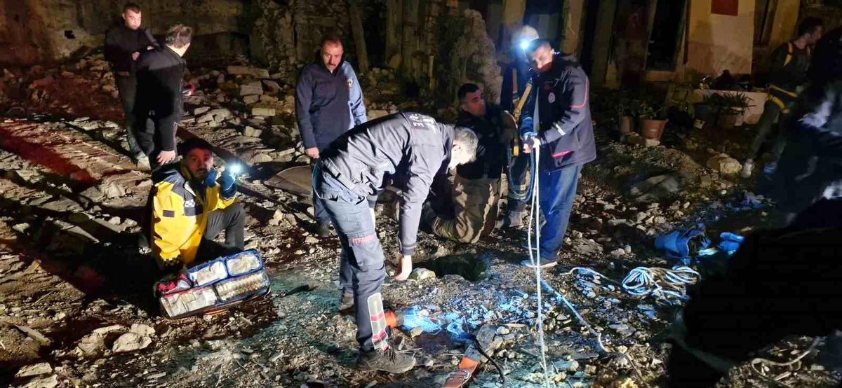 Antakya\'da kuyuya düşen çocuk itfaiye tarafından kurtarıldı