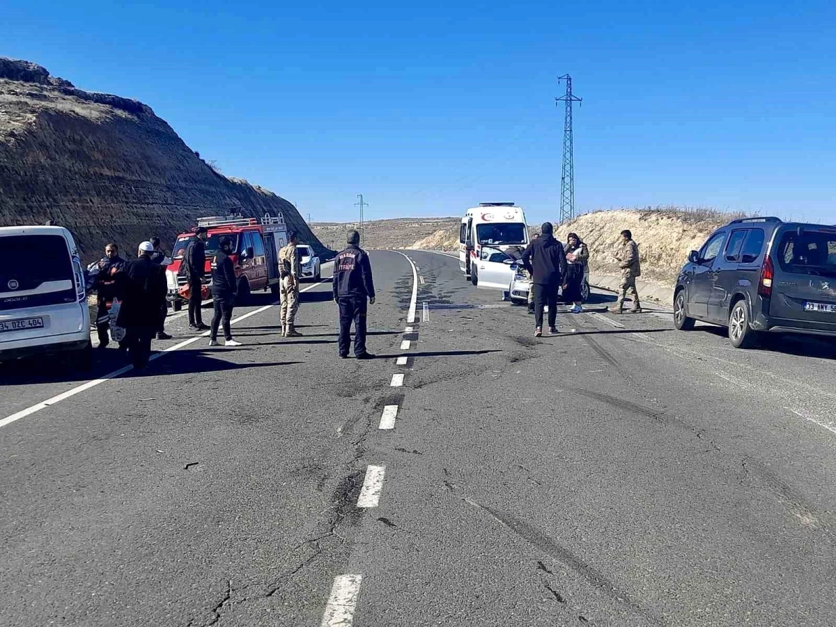 Mardin\'de otomobil ile hafif ticari araç çarpışması: 3 kişi yaralandı