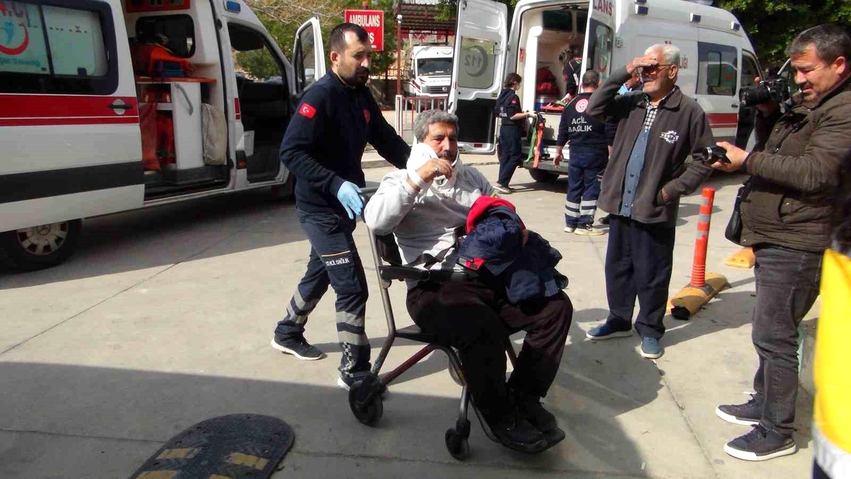 Silifke\'de otomobil ile minibüs çarpışması: 1 ölü, 13 yaralı