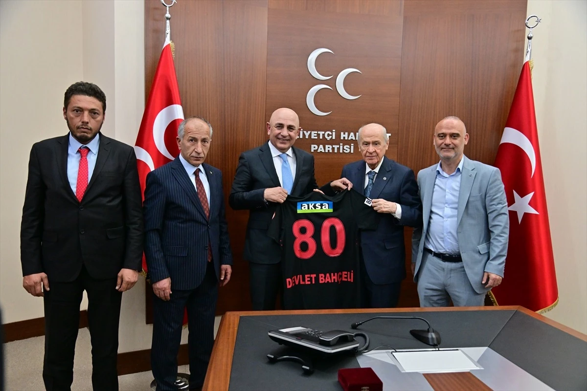 MHP Genel Başkanı Devlet Bahçeli, Fatih Karagümrük Spor Kulübü Başkanı Süleyman Hurma ve beraberindeki heyetle görüştü