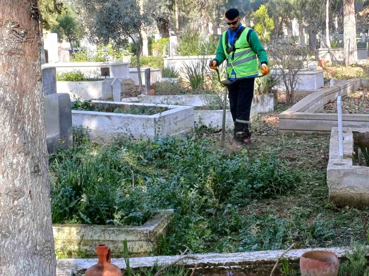 Nazilli Belediyesi Mezarlıklarda Temizlik Çalışması Yürütüyor