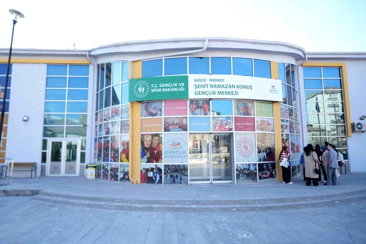 Niğde Ramazan Konuş Gençlik Merkezi, çocuk ve gençlere faydalı etkinlikler sunuyor