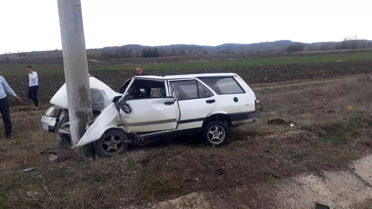 Kastamonu\'da Tofaş otomobil elektrik direğine çarptı: 1 ölü, anne ve 4 günlük bebek hastanede