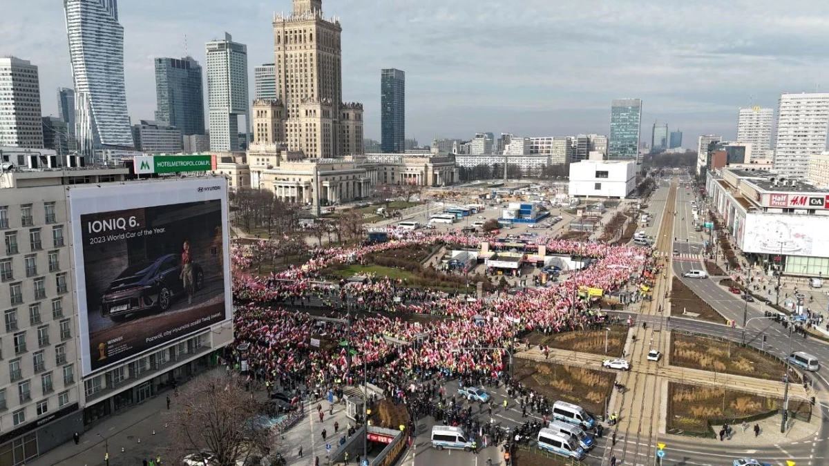 Polonya\'da Çiftçiler Tarım Politikalarını ve Ukrayna İthalatını Protesto Etti