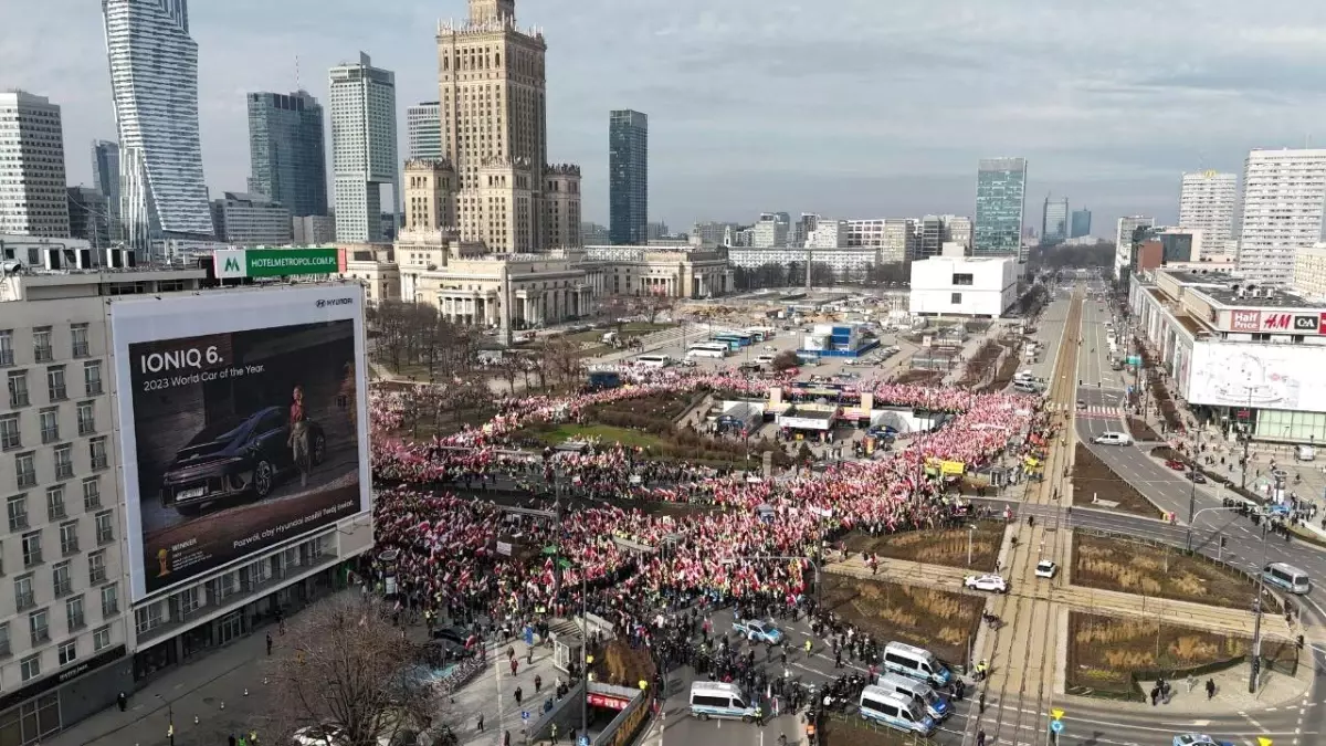 Polonya\'da Çiftçiler Tarım Politikalarını ve Ukrayna İthalatını Protesto Etti