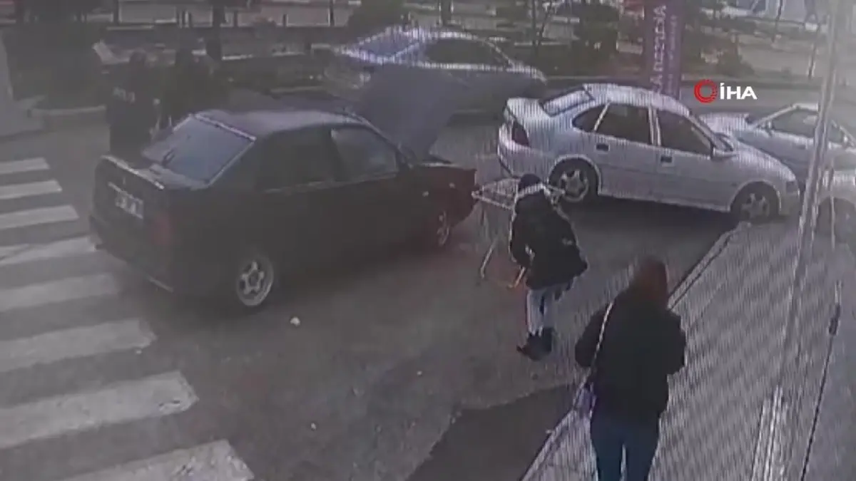 Radyatör hortumu patlayan otomobilde, kadın ve çocuk kendisini korkuyla dışarı attı