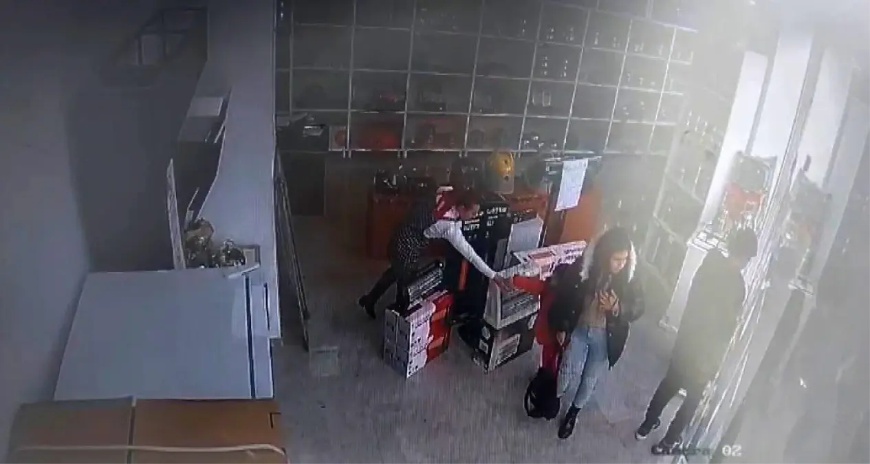 Isparta\'da Otomobilin Radyatör Hortumu Patladı, Kadın ve Çocuk Kendini Dışarı Attı