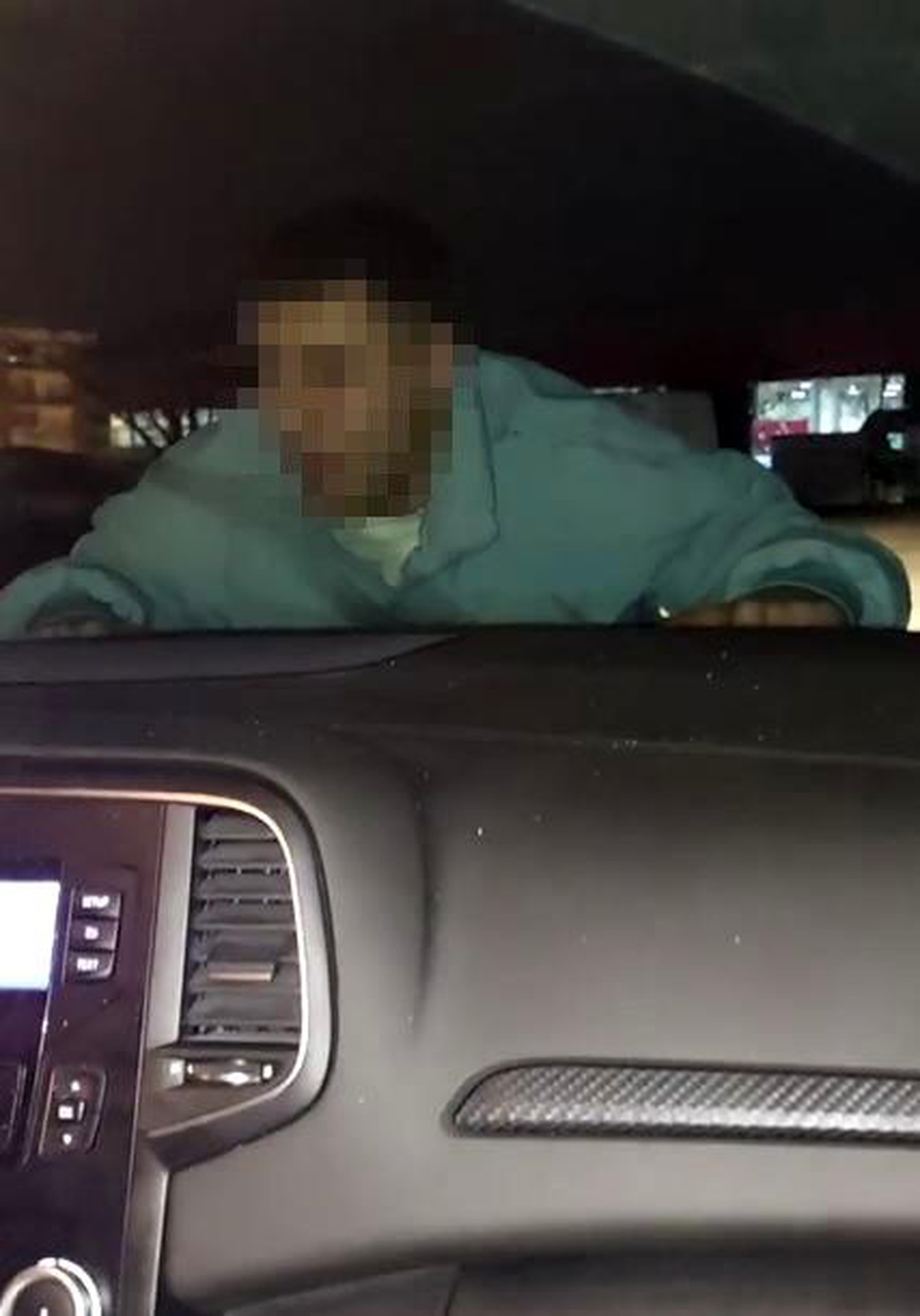 Beylikdüzü\'nde Arabanın Kaputuna Yatarak Şaka Yapan Genç Tehlikeli Anlar Yaşadı