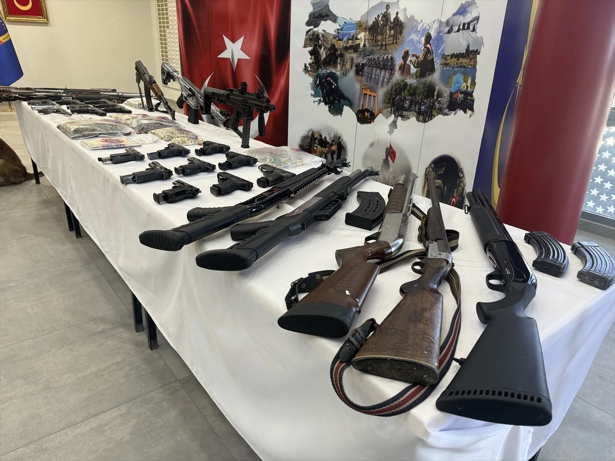 Şanlıurfa\'da Silah Kaçakçılığı Operasyonu: 53 Zanlı Yakalandı