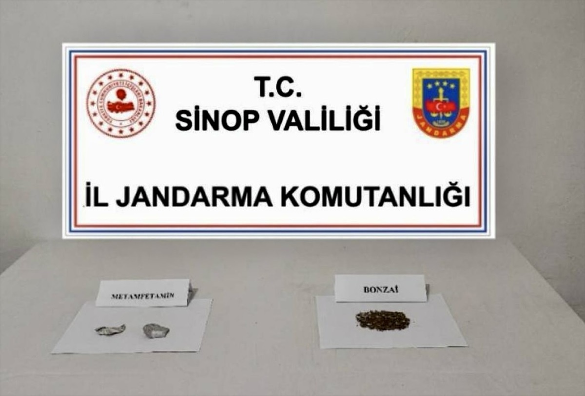 Sinop\'ta Yol Kontrolünde Uyuşturucu Madde Ele Geçirildi, 2 Kişi Gözaltına Alındı