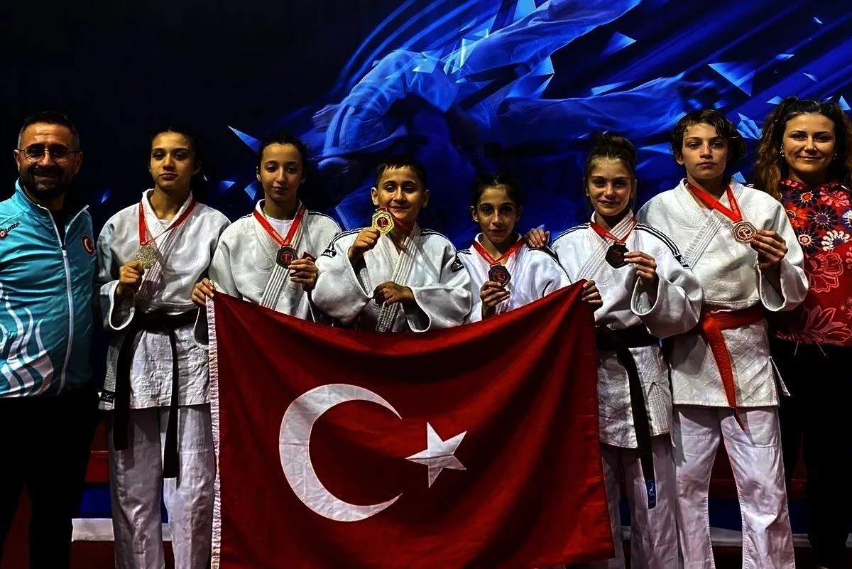 Düzce Judo Takımı Sırbistan\'da 6 Madalya Kazandı