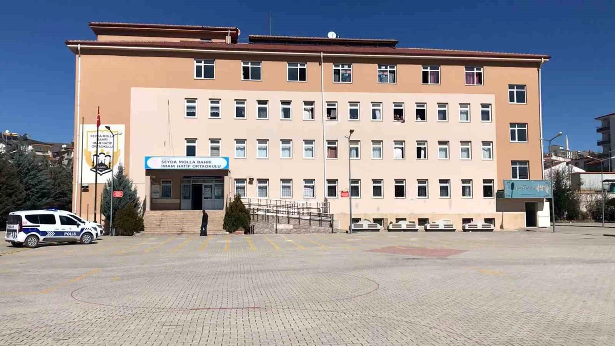 Elazığ\'da Okulda Meyve Bıçağıyla Kavga: Bir Öğrenci Yaralandı