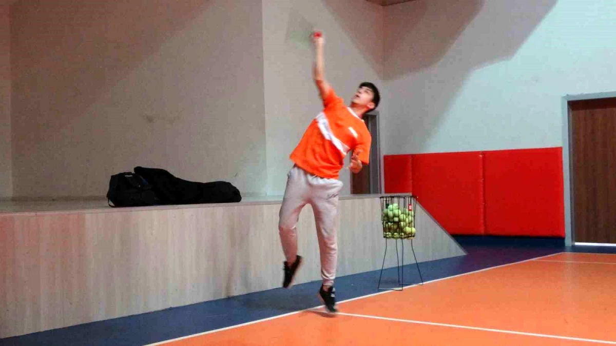 Bitlis\'te Gençlik Merkezi tarafından açılan kort tenis kursu yoğun ilgi görüyor