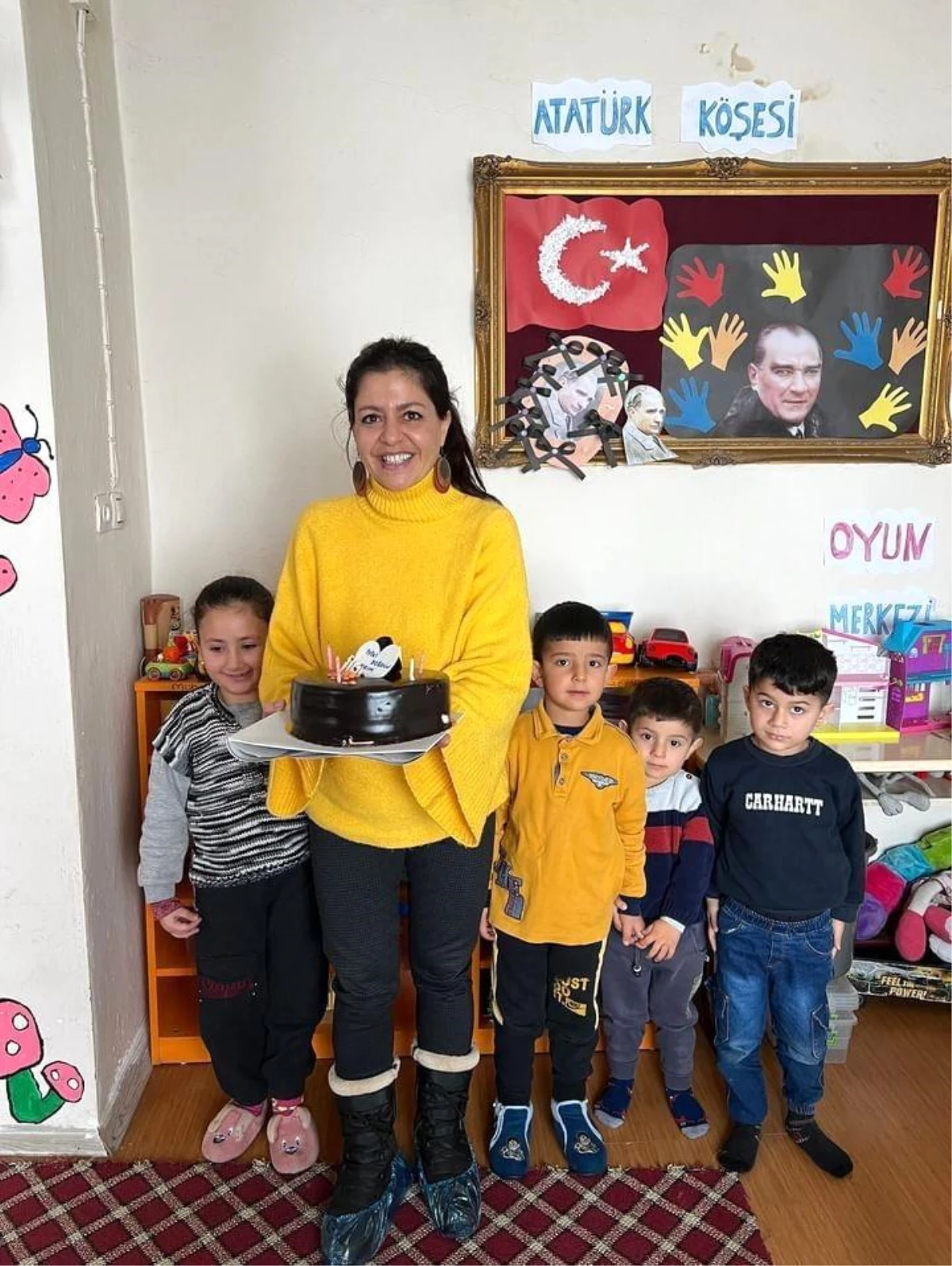 Tutak\'ta Köy Okulu Öğrencilerine Doğum Günü Sürprizi