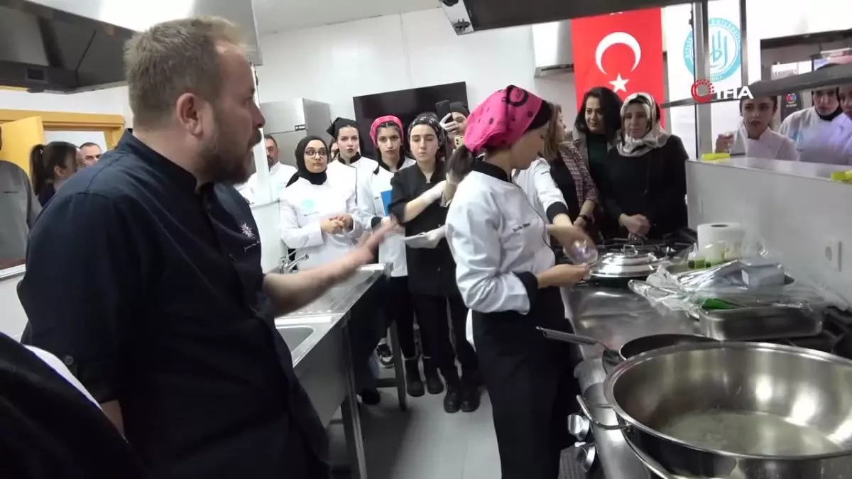 Ünlü gastronomi şefi üniversite öğrencileriyle yemek yaptı