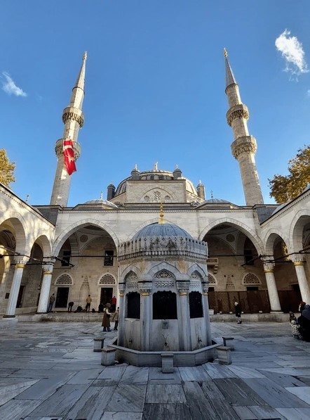 Üsküdar'daki tarihi Valide-i Cedid Camisinin merdivenleri ilginç yapısıyla dikkat çekiyor