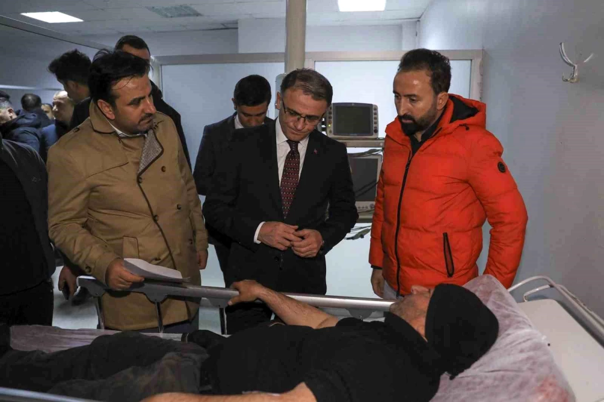 Van Valisi ve Belediye Başkan Vekili Ozan Balcı, çığ altından kurtulanları ziyaret etti