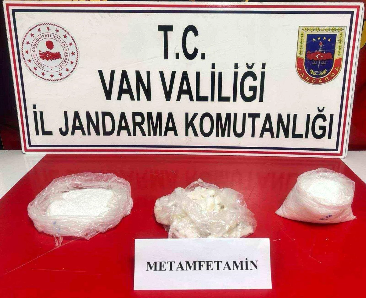 Van\'da Jandarma Operasyonunda 80 Kilo Esrar ve 3 Kilo Metamfetamin Ele Geçirildi