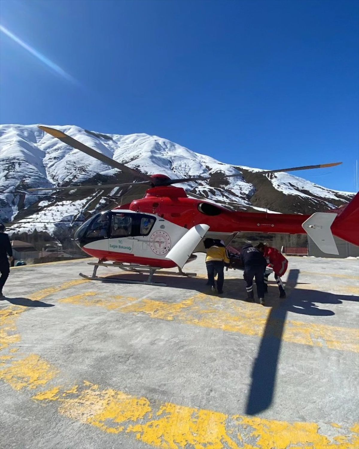 Van\'da düşme sonrası travma riski olan hasta ambulans helikopterle hastaneye nakledildi