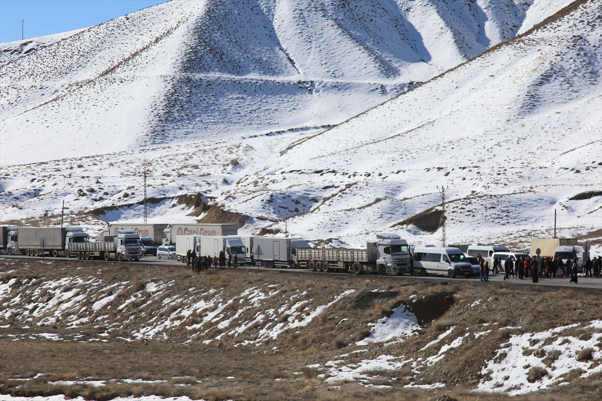 Van-Hakkari kara yolu çığ tehlikesi nedeniyle kapatıldı