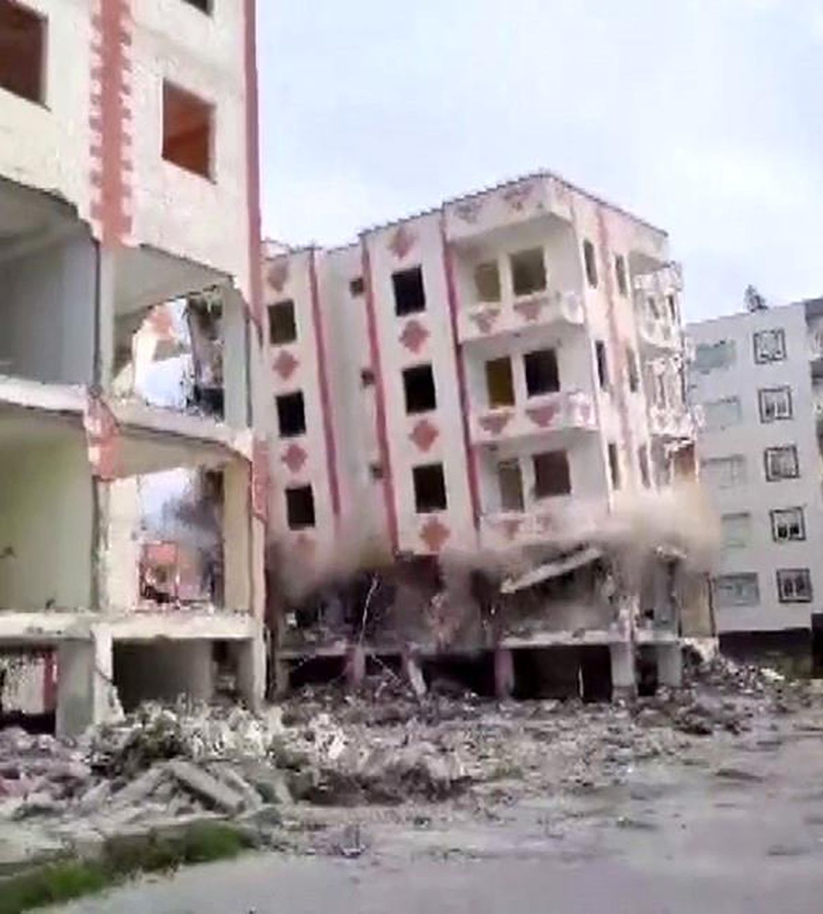 Hatay\'da deprem sonrası yıkılan binanın yıkımında yaşanan panik kameralara yansıdı