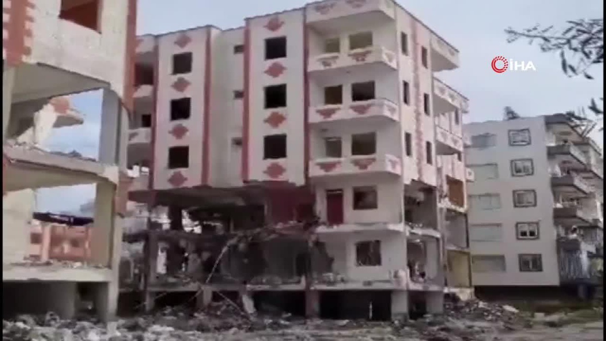 6 katlı binanın yerle bir olmasıyla yaşanan panik kamerada