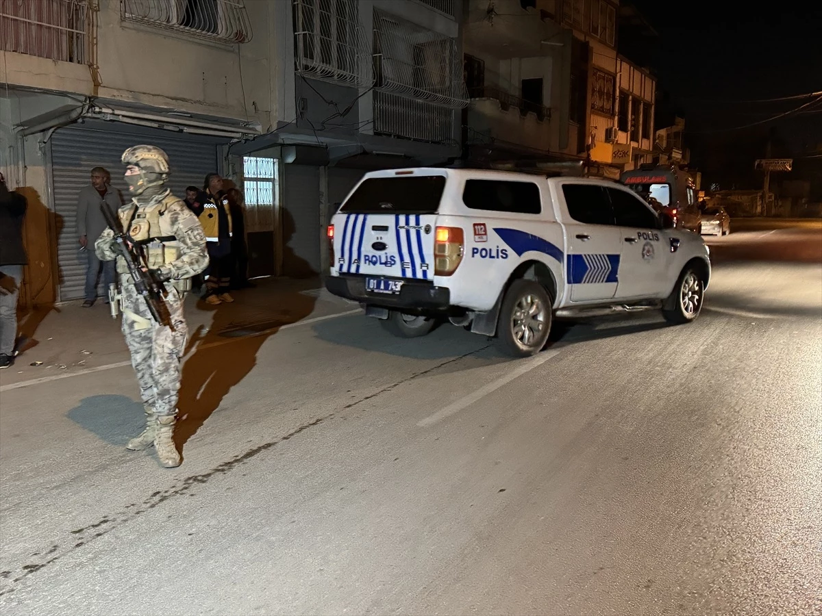 Adana\'da silah ve bıçakla direnen kişi özel harekat polisleri tarafından gözaltına alındı